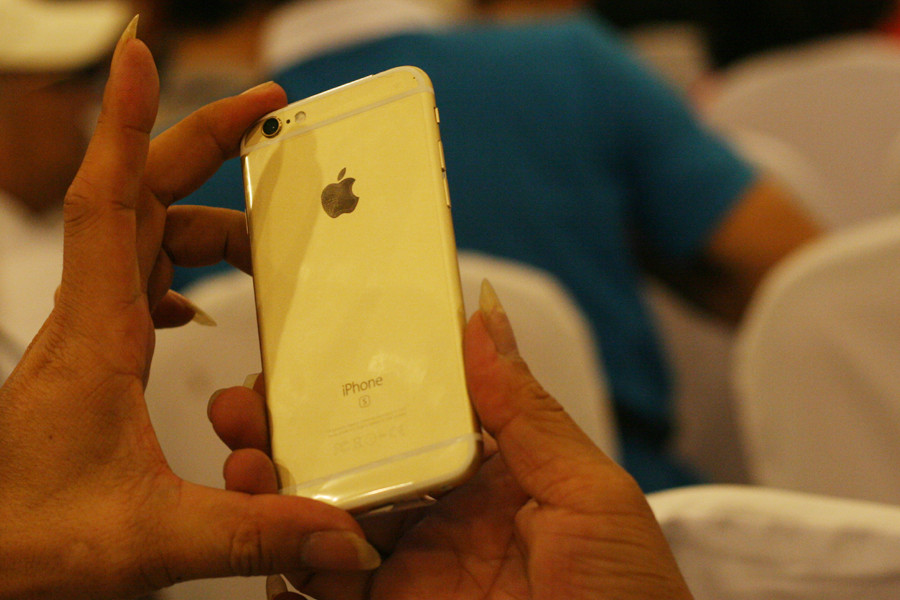 Cận cảnh mặt sau của iPhone 6S. (Ảnh: Trung Hiền/Vietnam+)