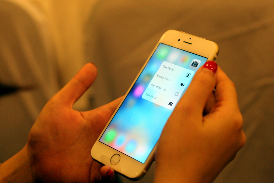 Trải nghiệm 3D Touch, một trong những tính năng rất được chờ đợi của Apple. (Ảnh: Trung Hiền/Vietnam+)