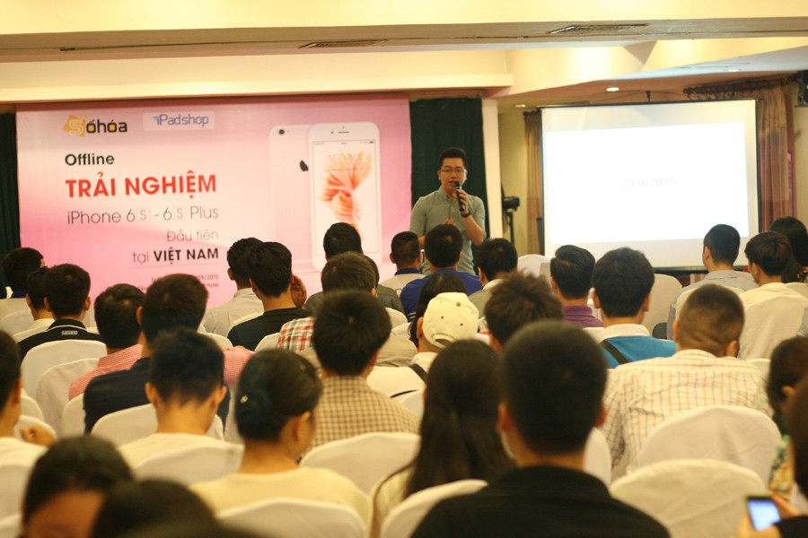 Đại diện ban tổ chức giới thiệu về các siêu phẩm của Apple. (Ảnh: Trung Hiền/Vietnam+)