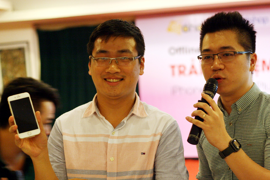 Bạn trẻ đầu tiên 'bóc tem' siêu phẩm của Apple tại buổi trải nghiệm. (Ảnh: Trung Hiền/Vietnam+)