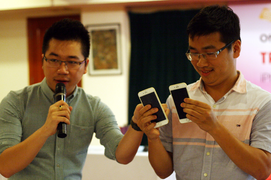 So sánh iPhone 6 với chiếc iPhone 6S mà iPadshop.vn vừa đem về Hà Nội. (Ảnh: Trung Hiền/Vietnam+)