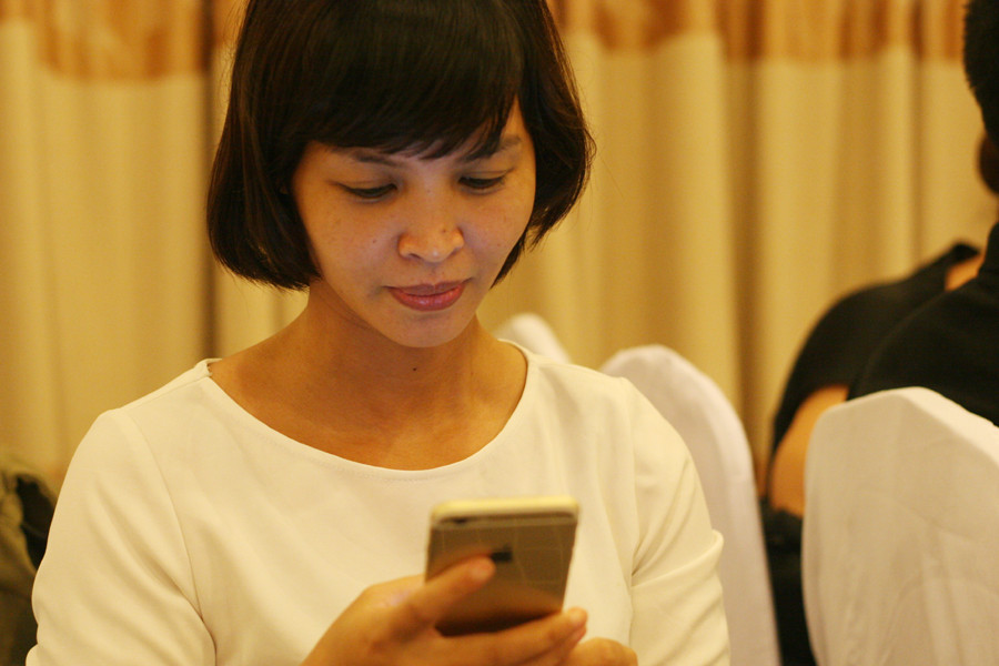 Đang dùng Samsung, nhưng bạn gái nói sau khi trải nghiệm iPhone 6S sẽ cân nhắc việc mua sản phẩm này để sử dụng. (Ảnh: Trung Hiền/Vietnam+)