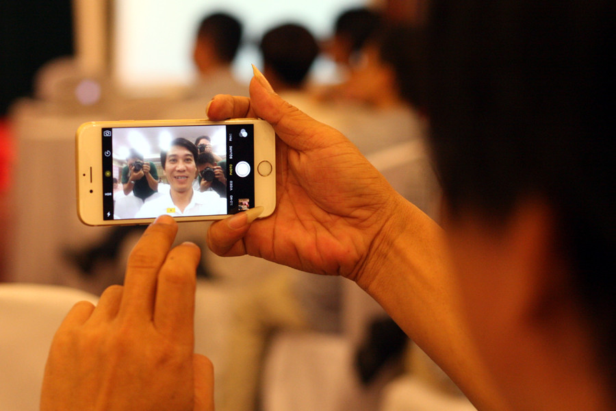 Chụp ảnh selfie. (Ảnh: Trung Hiền/Vietnam+)