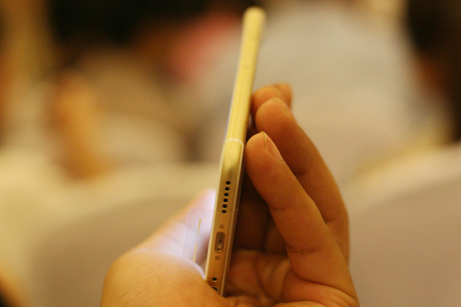 Chân sạc của iPhone 6S. (Ảnh: Trung Hiền/Vietnam+)