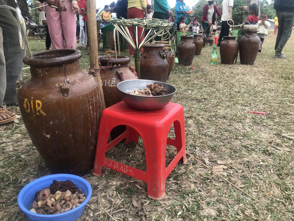 Rượu ghè và thức ăn được bày thành hàng để mọi người có thể thưởng thức. (Ảnh: Khoa Chương/TTXVN)