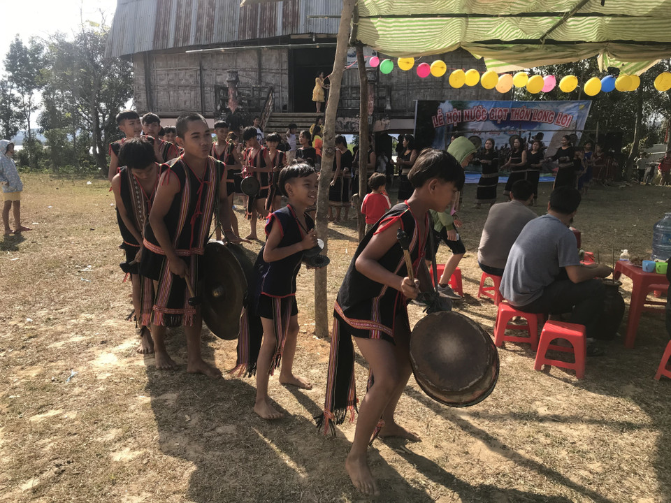 Các em nhỏ trong bộ trang phục thổ cẩm chơi cồng chiêng tại Lễ hội. (Ảnh: Khoa Chương/TTXVN)