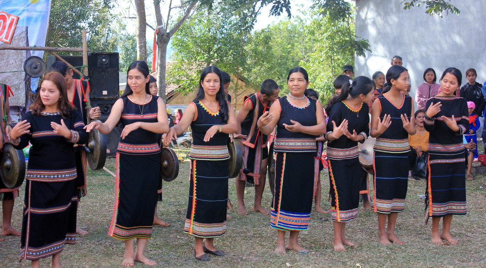 Những người phụ nữ trong trang phục truyền thống múa xoang tại lễ hội. (Ảnh: Khoa Chương/TTXVN)