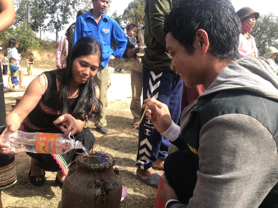 Người dân thưởng thức món rượu ghè tại Lễ hội. (Ảnh: Khoa Chương/TTXVN)