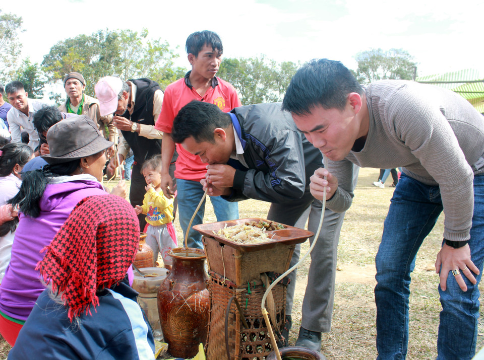 Du khách thưởng thức món rượu ghè tại Lễ hội. (Ảnh: Khoa Chương/TTXVN)