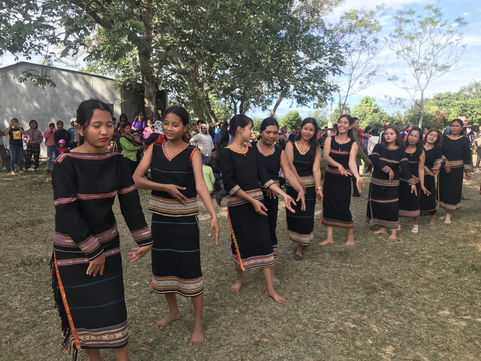 Những người phụ nữ trong trang phục truyền thống múa xoang tại lễ hội. (Ảnh: Khoa Chương/TTXVN)