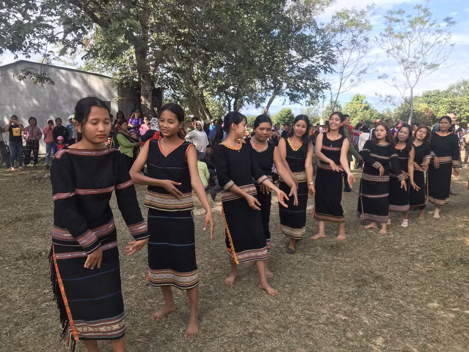 Những người phụ nữ trong trang phục truyền thống múa xoang tại lễ hội. (Ảnh: Khoa Chương/TTXVN)