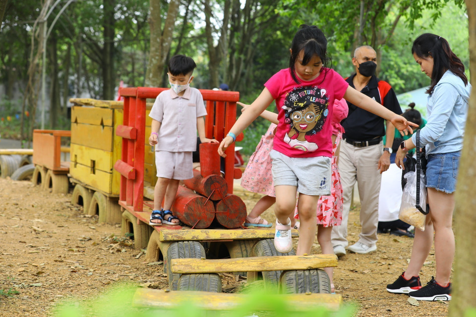 Nhiều gia đình cho các con trải nghiệm kỹ năng qua các trò chơi trong dịp nghỉ giỗ Tổ Hùng Vương 10/3. (Ảnh: Văn Điệp/TTXVN)