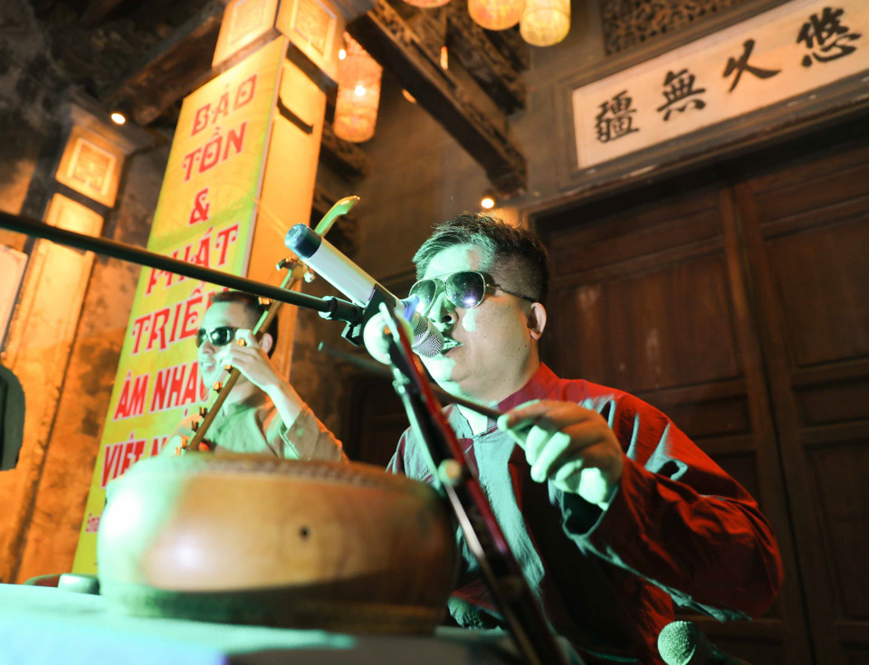 Biểu diễn hát xẩm tại đình Kim Ngân, phố Hàng Bạc, quận Hoàn Kiếm. (Ảnh: Thanh Tùng/TTXVN)