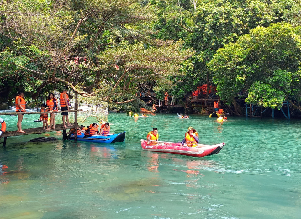 Du khách khám phá, trải nghiệm các tuyến du lịch tại Quảng Bình. (Ảnh: Đức Thọ/TTXVN)