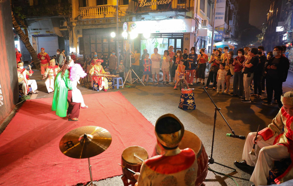 Người dân và du khách xem biểu diễn nghệ thuật Tuồng trên phố Mã Mây, quận Hoàn Kiếm. (Ảnh: Thanh Tùng/TTXVN)