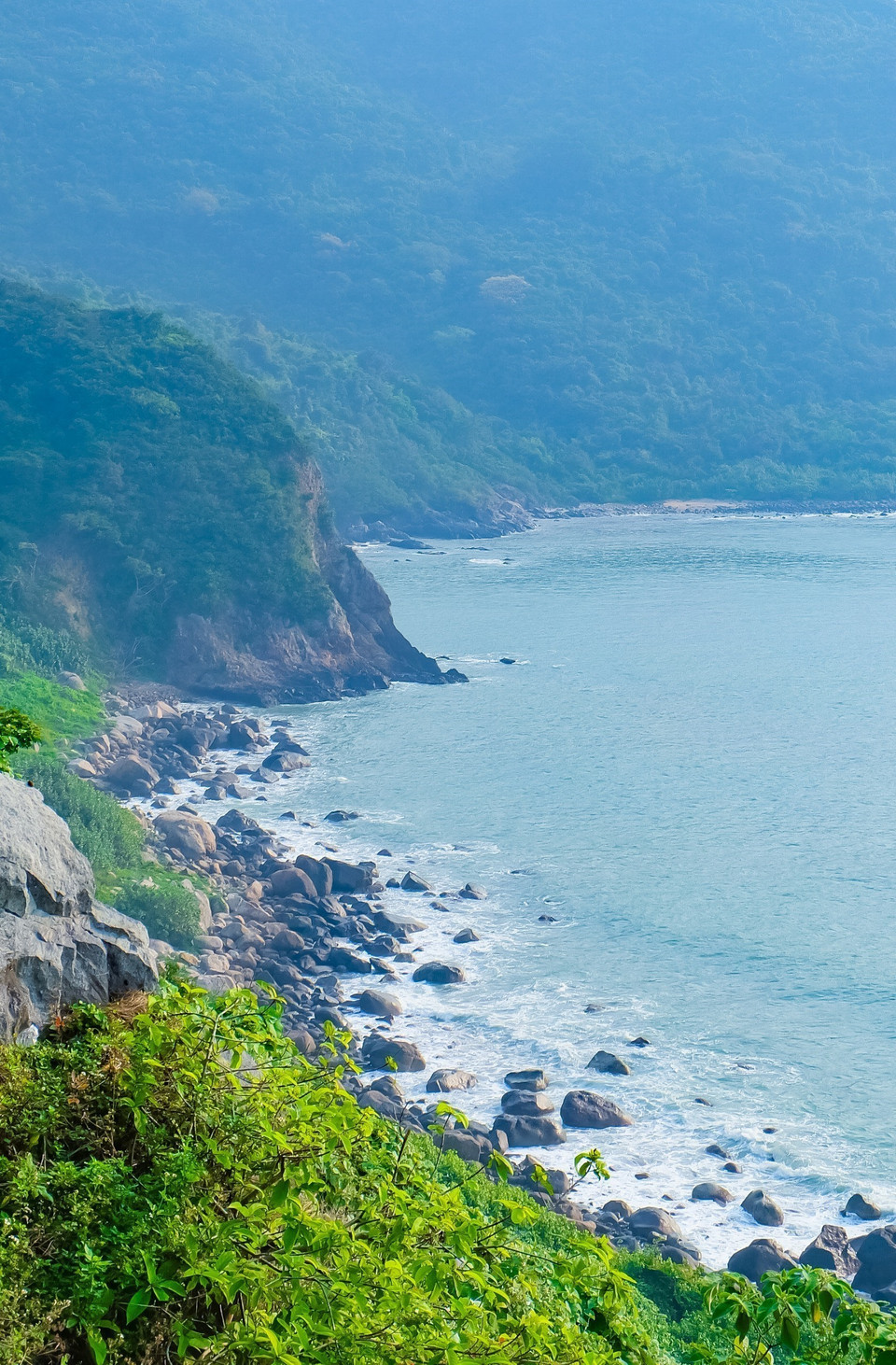 Bán đảo Sơn Trà có nhiều gành đá nhấp nhô tạo nên cảnh quan thiên nhiên kỳ thú, tuyệt đẹp. (Ảnh: Văn Dũng/TTXVN)