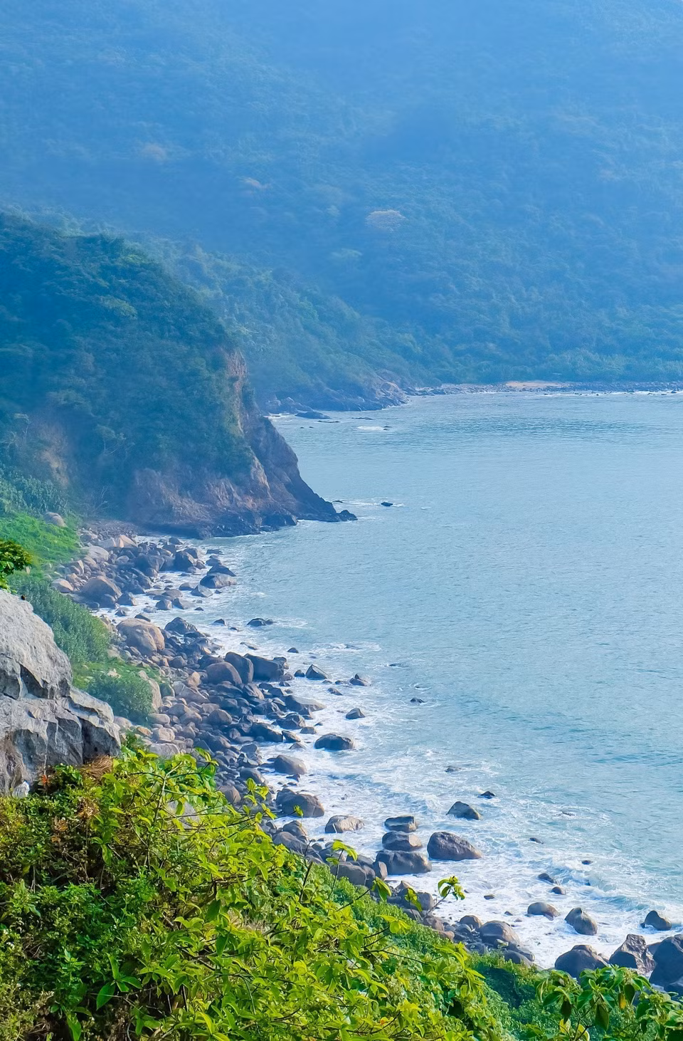 Bán đảo Sơn Trà có nhiều gành đá nhấp nhô tạo nên cảnh quan thiên nhiên kỳ thú, tuyệt đẹp. (Ảnh: Văn Dũng/TTXVN)