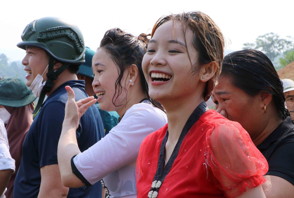 Lễ hội té nước của người Thái ở Phong Thổ (Lai Châu) thu hút đông đảo khách du lịch. (Ảnh: Nguyễn Oanh/TTXVN)