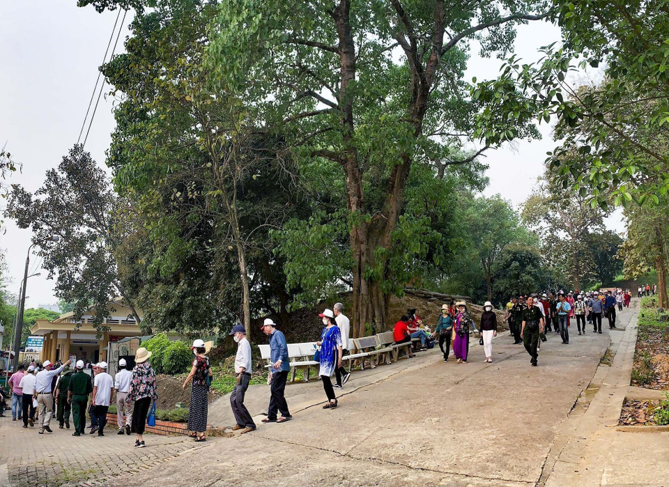 Đông đảo du khách tham quan di tích Đồi A1 thuộc quần thể Di tích Chiến trường Điện Biên Phủ. (Ảnh: Xuân Tư/TTXVN)