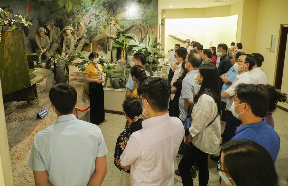 Thuyết minh viên hướng dẫn du khách tham quan tại Bảo tàng Chiến thắng lịch sử Điện Biên Phủ. (Ảnh: Xuân Tư/TTXVN)