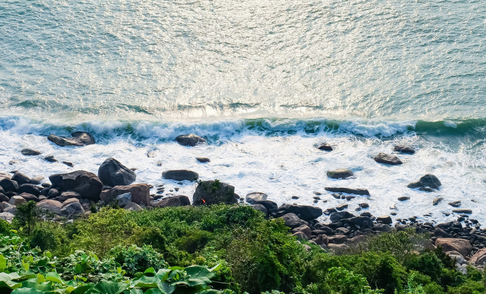 Gành đá trên bán đảo Sơn Trà. (Ảnh: Văn Dũng/TTXVN)