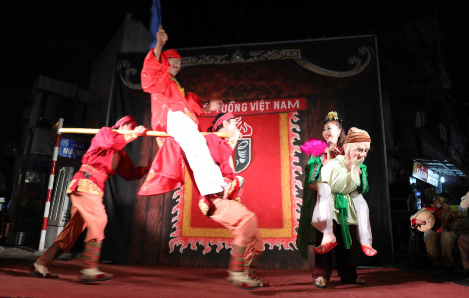 Biểu diễn các trích đoạn nghệ thuật Tuồng trên phố Mã Mây, quận Hoàn Kiếm phục vụ nhân dân và du khách. (Ảnh: Thanh Tùng/TTXVN)