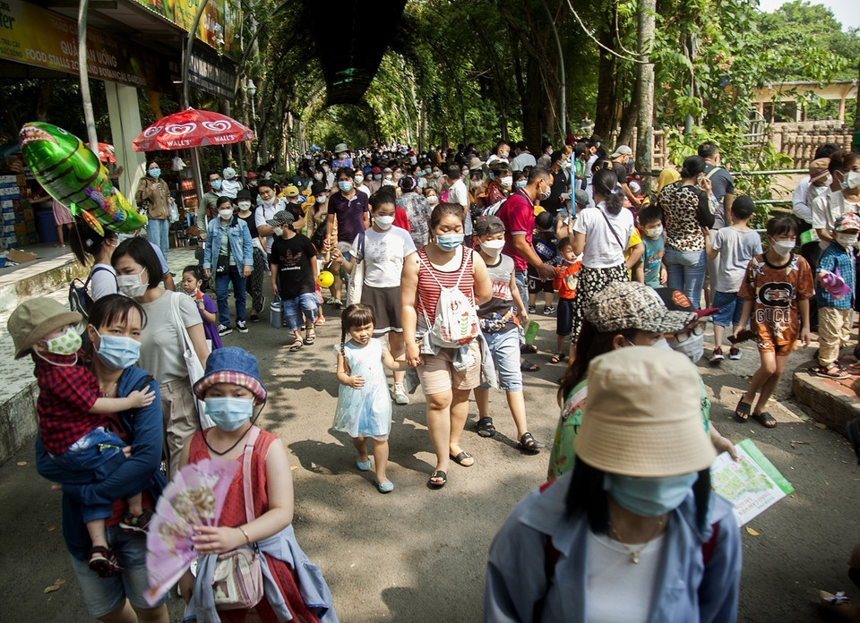 Du khách tham quan điểm du lịch Thảo Cầm Viên, Quận 1 (Thành phố Hồ Chí Minh). (Ảnh: Hồng Đạt/TTXVN)