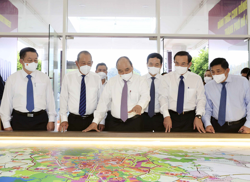 Chủ tịch nước Nguyễn Xuân Phúc xem bản đồ quy hoạch phát triển hai huyện Hóc Môn và Củ Chi. (Ảnh: Thống Nhất/TTXVN)