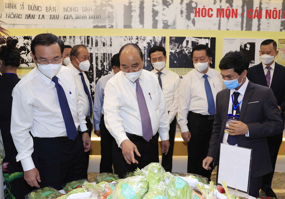  Hình ảnh Chủ tịch nước Nguyễn Xuân Phúc thăm khu trưng bày các sản phẩm tiêu biểu của huyện Hóc Môn và Củ Chi. (Ảnh: Thống Nhất/TTXVN)