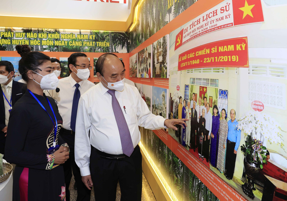 Hình ảnh Chủ tịch nước Nguyễn Xuân Phúc tham quan phòng truyền thống của huyện Hóc Môn. (Ảnh: Thống Nhất/TTXVN)