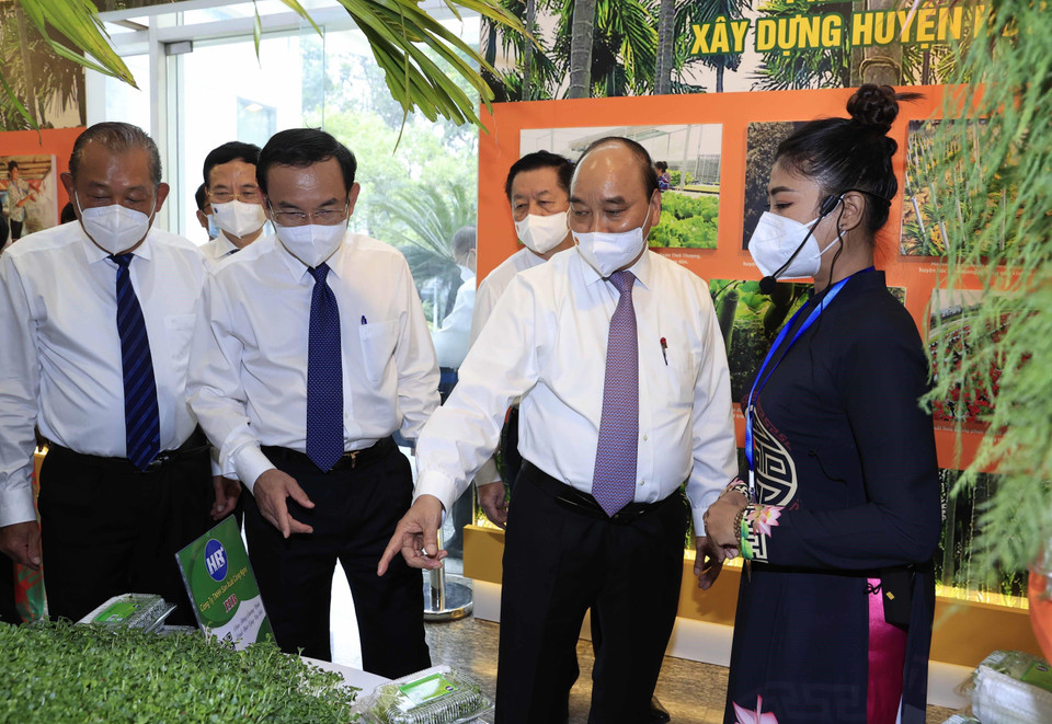 Chủ tịch nước Nguyễn Xuân Phúc tham quan phòng truyền thống của huyện Hóc Môn. (Ảnh: Thống Nhất/TTXVN)