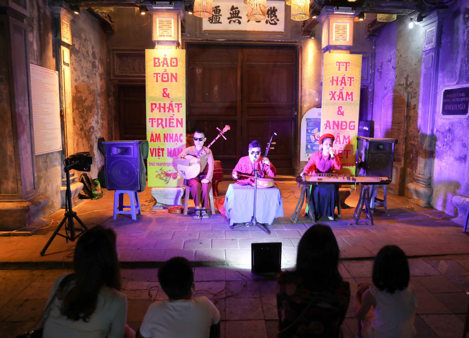 Biểu diễn hát xẩm tại đình Kim Ngân, phố Hàng Bạc, quận Hoàn Kiếm. (Ảnh: Thanh Tùng/TTXVN)