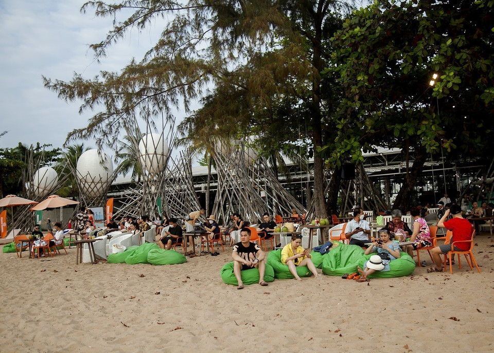 Du khách vui chơi, nghỉ dưỡng tại Bãi Trường, một trong những bãi biển đẹp nhất thành phố đảo Phú Quốc. (Ảnh: Hồng Đạt/TTXVN)