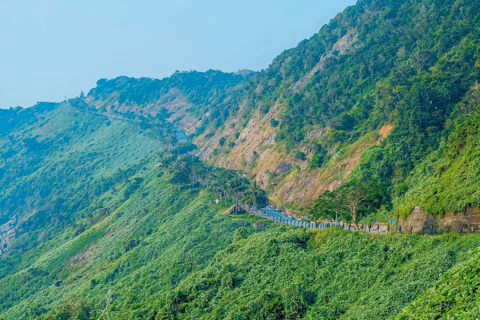 Nằm cách trung tâm thành phố Đà Nẵng 10km về phía Đông Bắc, Bán đảo Sơn Trà có diện tích 4.390ha với cảnh quan thiên nhiên đa dạng, khí hậu trong lành, hệ thống giao thông thuận lợi. (Ảnh: Văn Dũng/TTXVN)