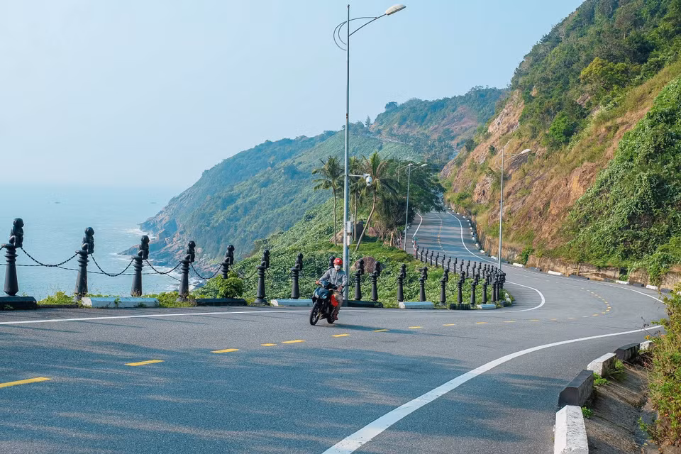 Những cung đường uốn lượn trên bán đảo Sơn Trà. (Ảnh: Văn Dũng/TTXVN)