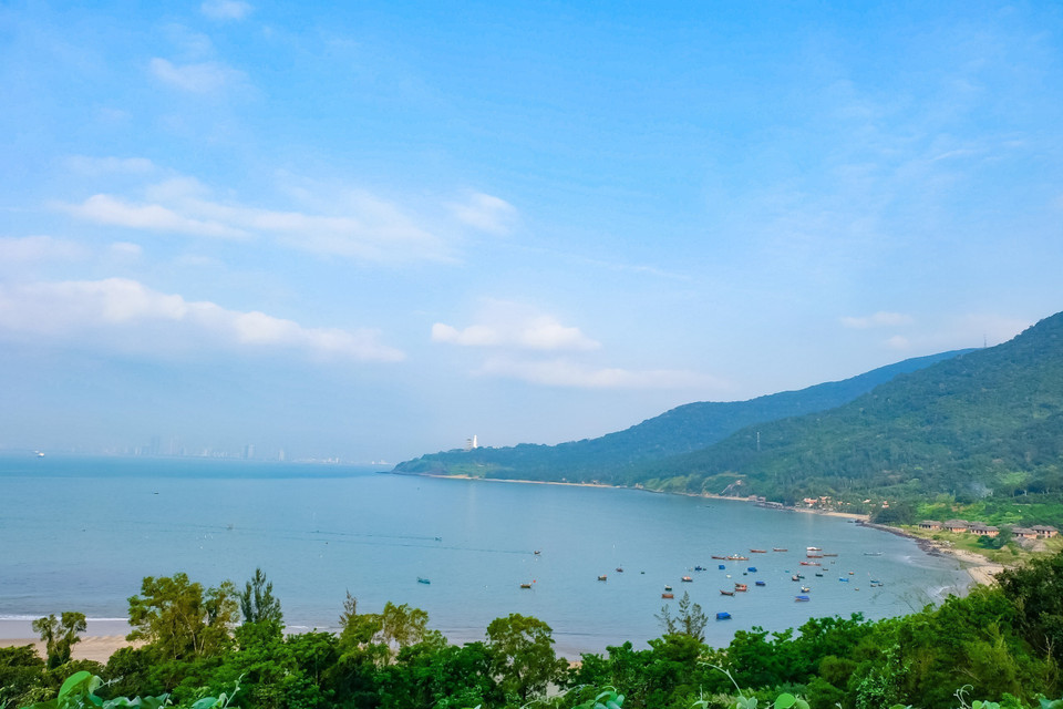 Khung cảnh thiên nhiên nên thơ trên bán đảo Sơn Trà. (Ảnh: Văn Dũng/TTXVN)