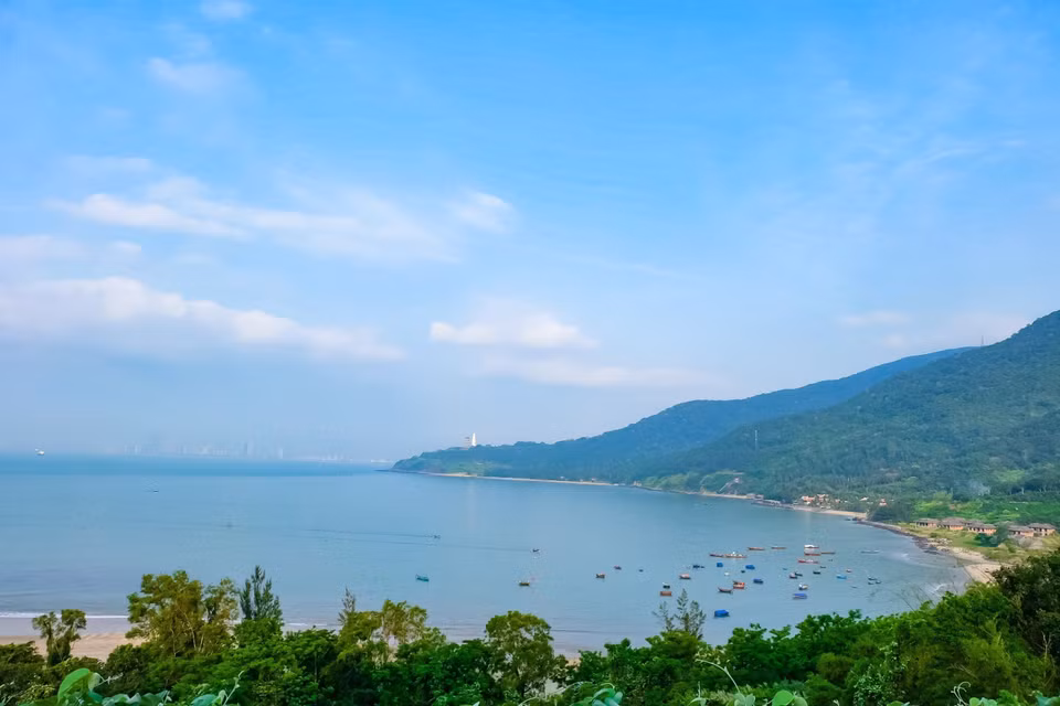 Khung cảnh thiên nhiên nên thơ trên bán đảo Sơn Trà. (Ảnh: Văn Dũng/TTXVN)