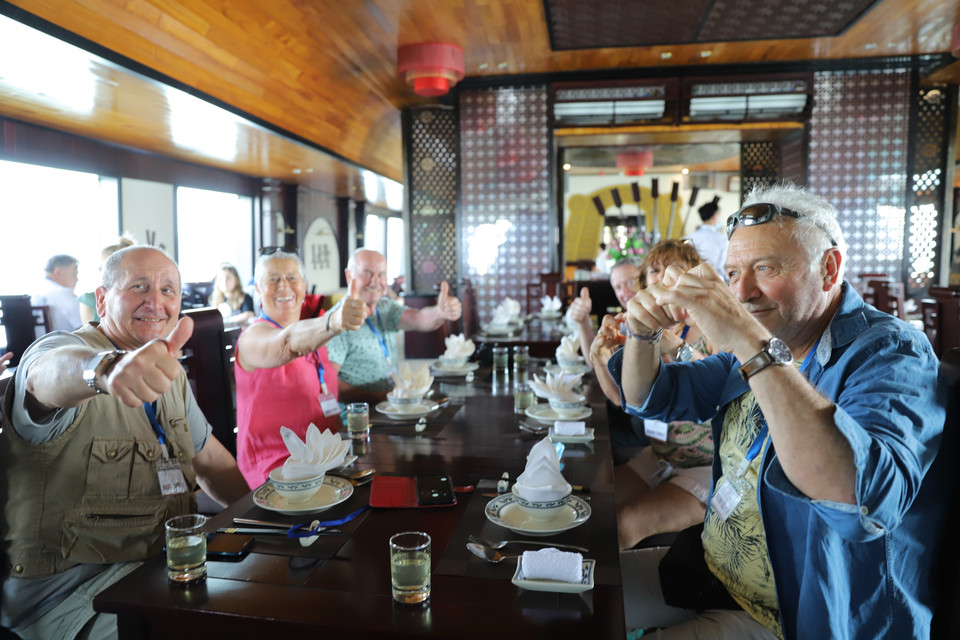 Đông đảo du khách trong và ngoài nước lựa chọn vịnh Hạ Long là điểm du lịch, tham quan, trải nghiệm trong ngày nghỉ lễ Giỗ Tổ Hùng Vương. (Ảnh: Thanh Vân/TTXVN)