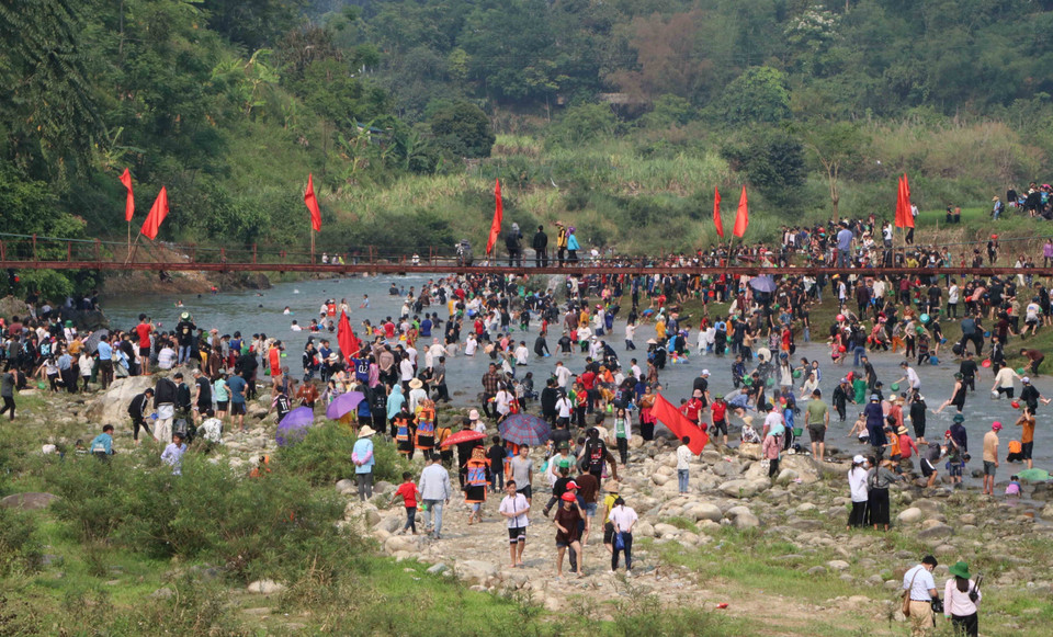 Đông đảo người dân và du khách đã đổ về dòng suối Nậm Lùm, xã Khổng Lào, huyện Phong Thổ, tỉnh Lai Châu, để tham gia Lễ hội té nước cầu mưa đông vui, náo nhiệt. (Ảnh: Nguyễn Oanh/TTXVN)