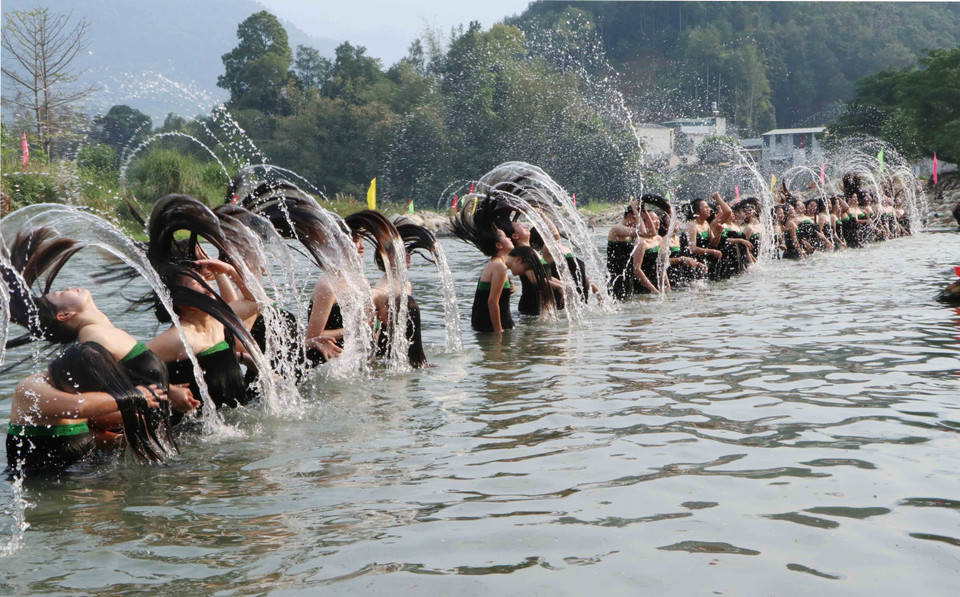 Tái hiện Lễ hội Áp Hô Chiêng của người Thái trắng ở Phong Thổ (Lai Châu). (Ảnh: Nguyễn Oanh/TTXVN)
