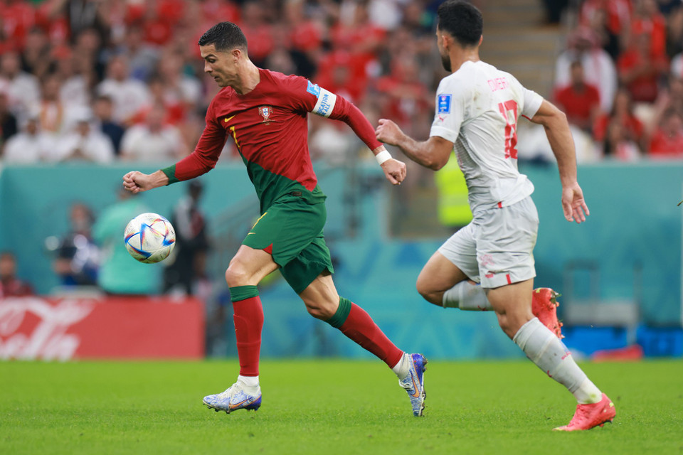 Phải đến phút 74, anh mới được huấn luyện viên Fernando Santos tung vào sân... (Ảnh: Hải An/Vietnam+)