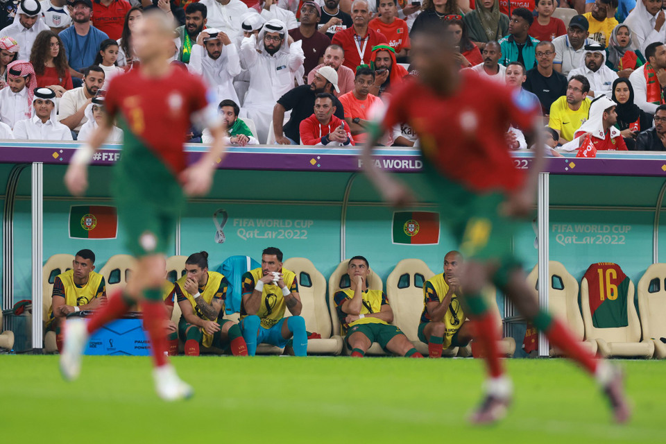 ...và dường như không quá chú tâm vào trận đấu dù đội nhà đang thi đấu trên sân. (Ảnh: Hải An/Vietnam+)