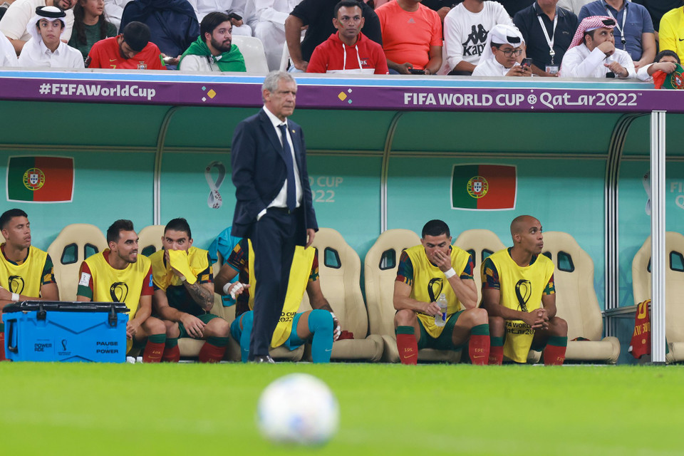 CR7 tỏ ra khá buồn khi phải ngồi ngoài... (Ảnh: Hải An/Vietnam+)