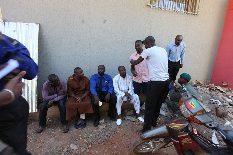 Các con tin vừa được giải cứu khỏi khách sạn Radisson Blu ngày 20/11. (Nguồn: THX/TTXVN)