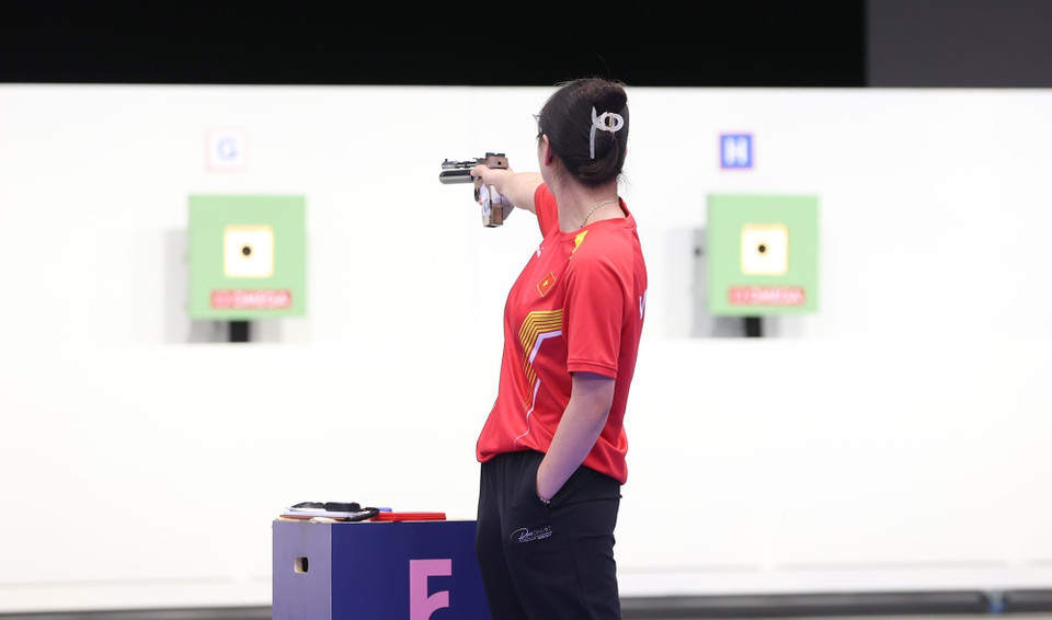 Xạ thủ Trịnh Thu Vinh thi đấu nội dung chung kết súng ngắn hơi 10m nữ tại Olympic Paris 2024. (Ảnh: Hoàng Linh/TTXVN)