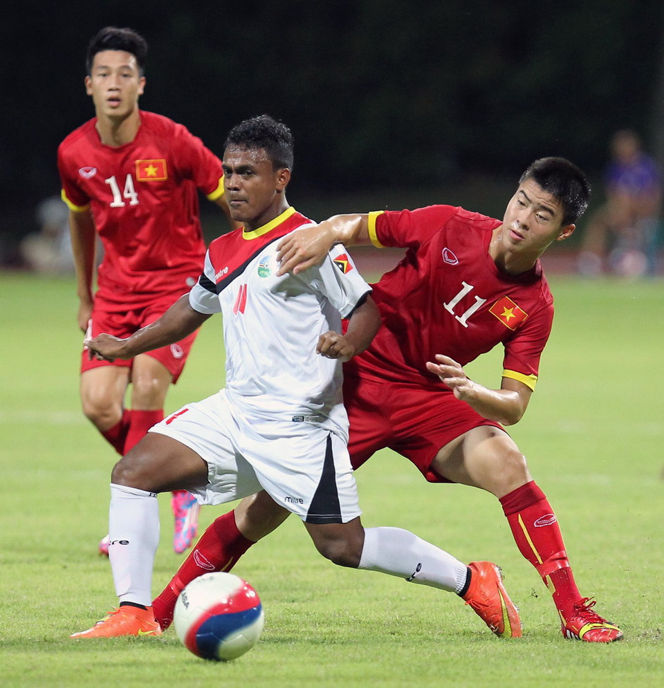 Một pha tranh bóng giữa hai cầu thủ. (Ảnh: Quốc Khánh/TTXVN)