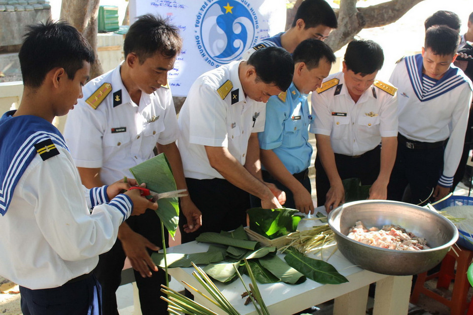 Gói bánh chưng cùng chiến sỹ trên đảo Đá Lát, quần đảo Trường Sa (Khánh Hòa). (Ảnh: Đoàn Hữu Trung/TTXVN)