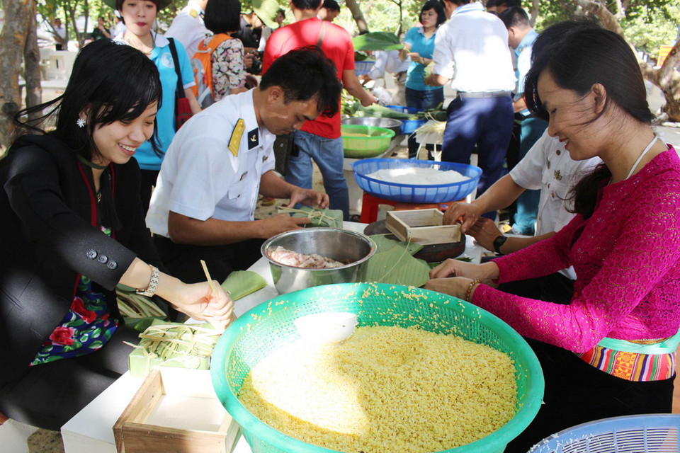 Gói bánh chưng cùng chiến sỹ trên đảo Đá Lát, quần đảo Trường Sa (Khánh Hòa). (Ảnh: Đoàn Hữu Trung/TTXVN)