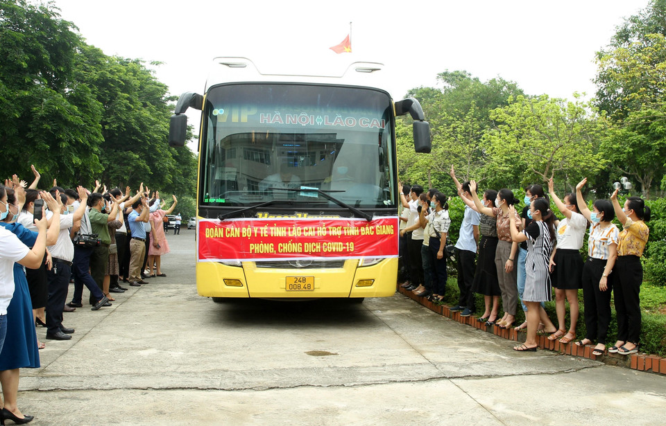 Xe chở đoàn các y bác sỹ chi viện cho tỉnh Bắc Giang. (Ảnh: Quốc Khánh/TTXVN)