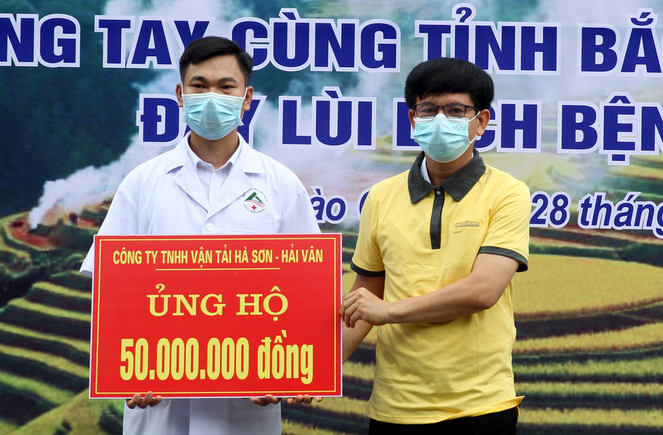 Các doanh nghiệp trao ủng hộ cho đoàn công tác. (Ảnh: Quốc Khánh/TTXVN)